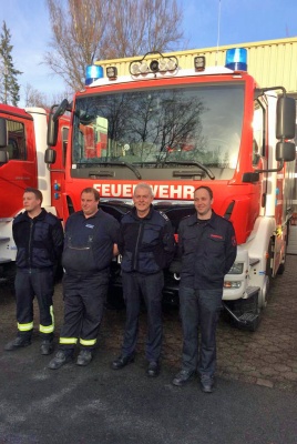 Einige Kameraden und der hauptamtliche Gertewart Stefan Odoj (3. P.v.L.) vorm neuen LF 20 KatS