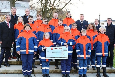 Eine groe Dekoration der Jugendfeuerwehr nahm die Jacken in Empfang