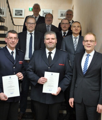 Brgermeister Christoph Weber (re.) berreichte jetzt Robert Hillebrand (mi.) die Ernennungsurkunde als Leiter der Freiwilligen Feuerwehr der Stadt Meschede  und verabschiedete den scheidenden Stadtbrandinspektor Hubertus Schemme (li.). Text und Bild: Stadt Meschede