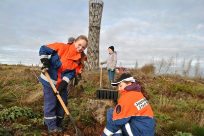 Baumpflanzaktion mit Blick auf den Lrmecketurm  (Foto: Jrg Frhling)
